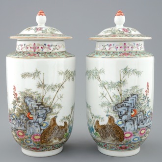 Een paar fijne Chinese famille rose dekselvazen met kwartels, Republiek, 20e eeuw